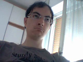 Ragazzo si tappa le orecchie per il troppo casino