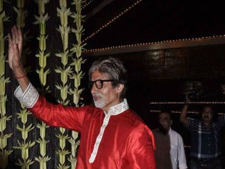 Amitabh Bachchan Meets His Fans Outside His House On Diwali Day 2012 !