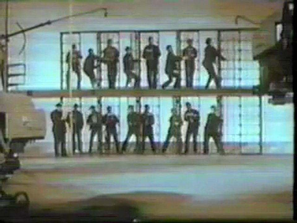 Elvis Presley *Jailhouse Rock 1957 colour Canlı*