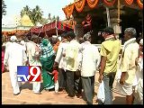 Devotees fight for glimpse of Srisailam Mallanna