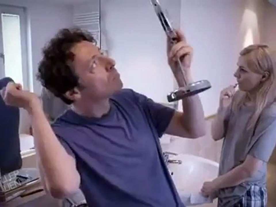 Como uma mulher soluciona de forma simples e rápida a falta de cabelo do marido