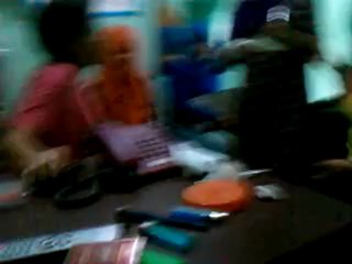 Tante-tante sedang terapi lintah