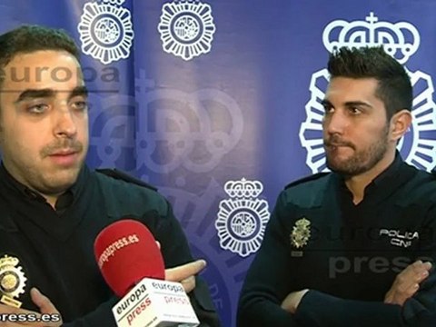 Policías rescatan a un recién nacido