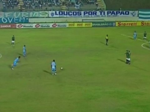 Un coup franc tendu de plus de 45 mètres !