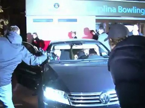 Роберт Паттинсон, Тейлор Лотнер и Кристен Стюарт покидают премьеру