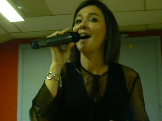 Laurence chante à Tauves " La balade des gens heureux"