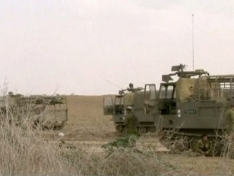 Israeli forces positions tanks on border