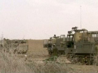 Israeli forces positions tanks on border