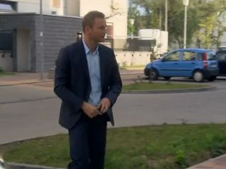 Janek w bójce z Darkiem, upada i uderza głową w krawężnik(Julia)