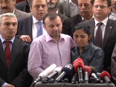 Eşiyle birlikte gözyaşı döktü