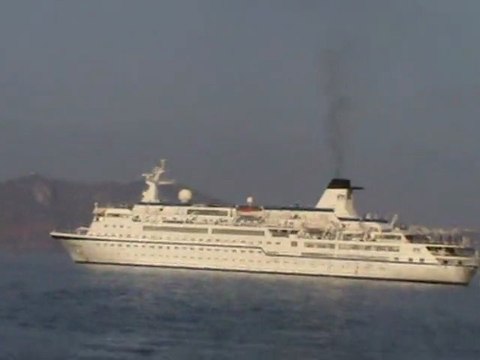 FTI Berlin Kreuzfahrt vor Santorin Ausflug Eselritt Shopping in Fira mit dem kleinen Boot richtung Hafen