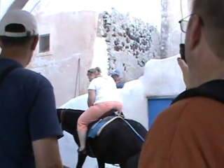 FTI Berlin Kreuzfahrt Santorin Ausflug Eselritt am Hafen der Start Shopping in Fira