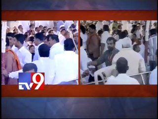 Lakhs pay homage to Bal Thackeray