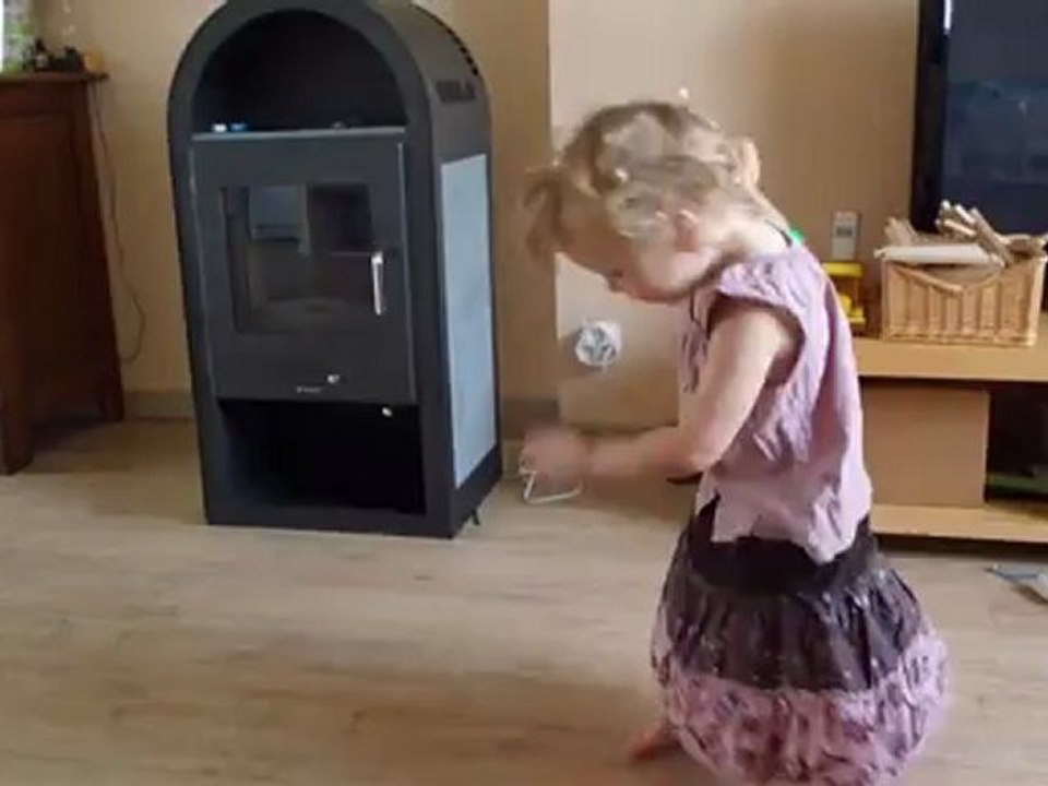 Auxane fait un spectacle de danse