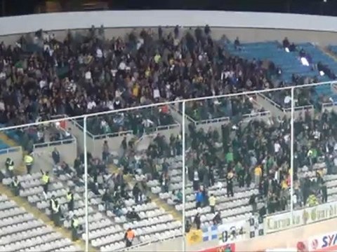 ΑΠΟΕΛ-ΑΕΚ-οπαδοί ΑΕΚ (5)