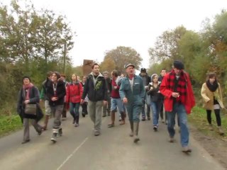 Dans les rangs de la manifestation de Notre-Dame-des-Landes, ça chante