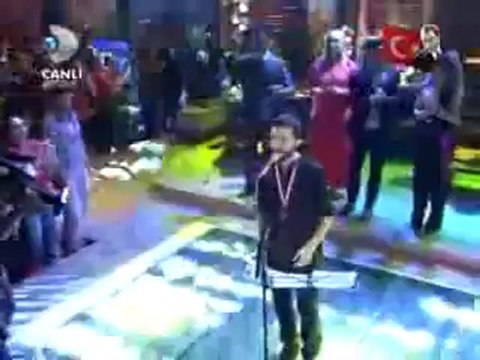 Mehmet Erdem - Dünya Dönüyor (Canlı Performans)