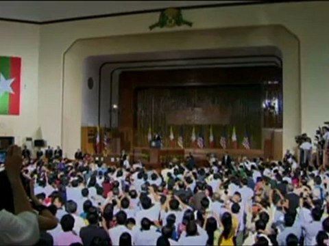 Obama pushes change on historic Myanmar visit