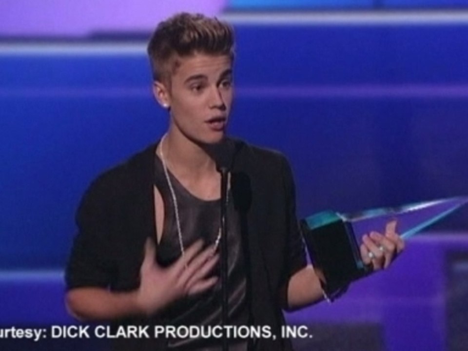 Justin Bieber slams 'haters' on big night at AMAs