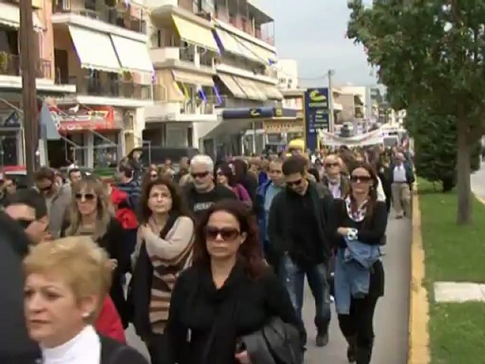 Στην γέφυρα της Χαλκίδας οι δημοτικοί υπάλληλοι