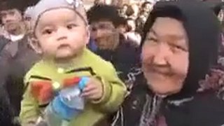 Türkiye Cumhuriyeti başbakanı'nı göremeyen Uygur kadın gözyaşlarını tutamadı