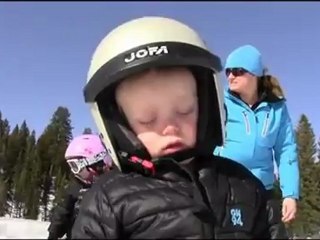 なんというバランス感覚！イナバウアー状態で立ち寝する子供   がなぶろ