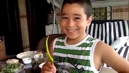 Acı Biber Yiyen İlkokullu