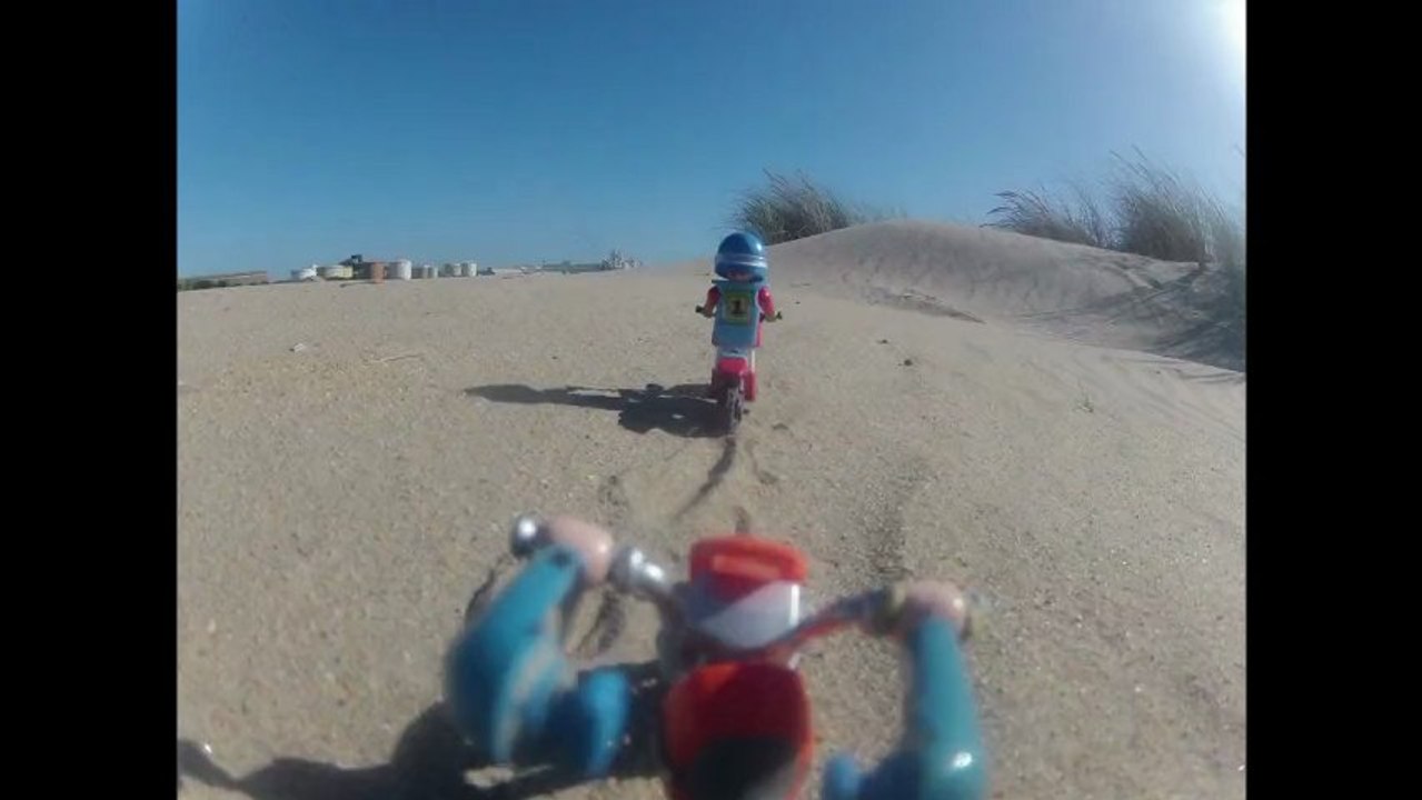 Playmobils font du motocross