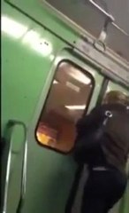 Metroda Kızın Telefonunu Çalan Hırsız