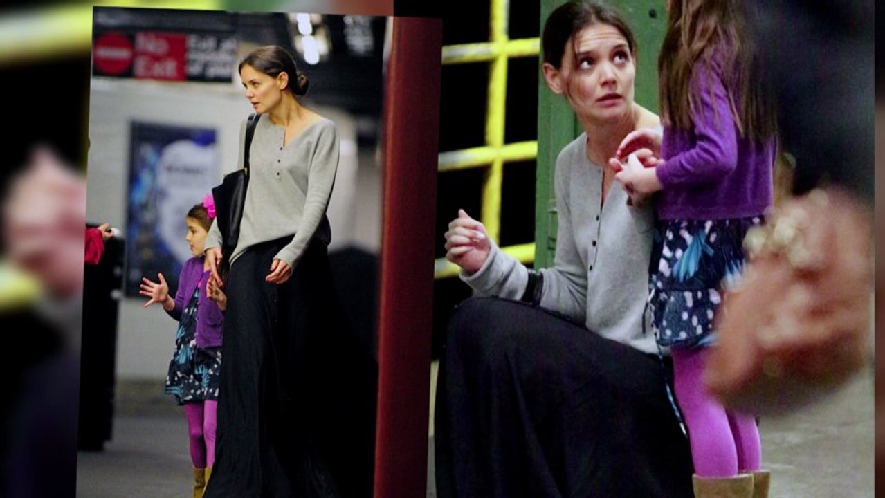 Katie Holmes schläft in der Metro