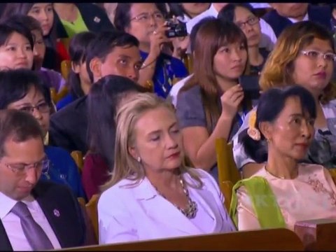 Hillary Clinton se quedó dormida durante discurso de Obama