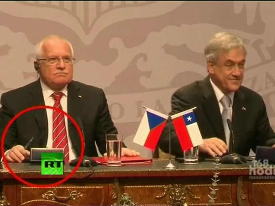 Video of Czech president Klaus 'stealing' pen during Chile ceremony