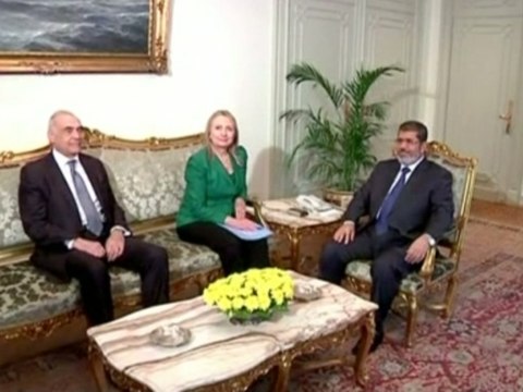 Clinton meets Egypt's Mursi, seeking Gaza truce