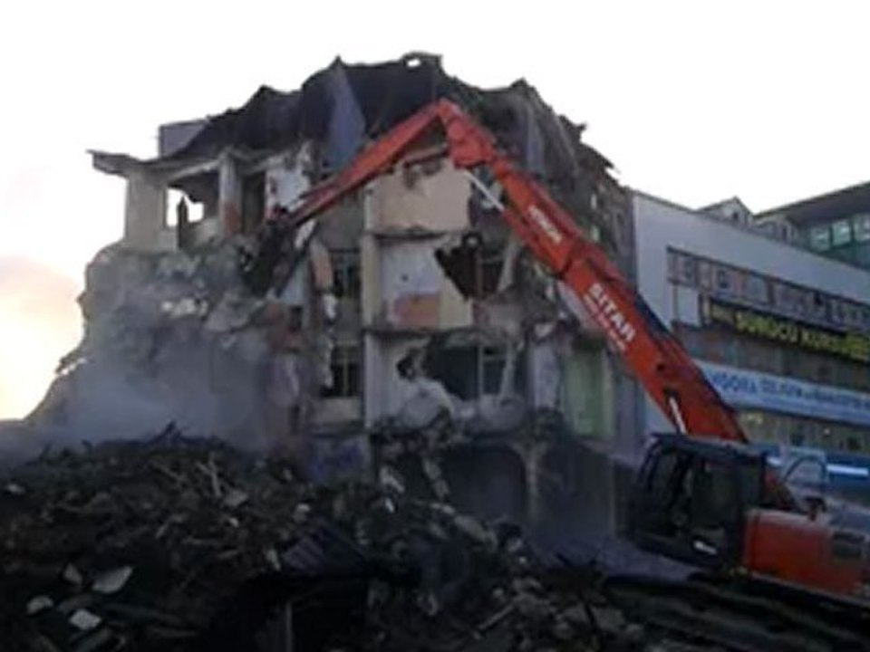 Gaziosmanpaşa Belediyesi Küçükköy merkezde bulunan yıllanmış binaları kamulaştırarak yıktı...