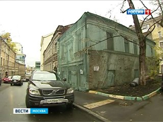 Трактор упал с эстакады в Москве- водитель погиб