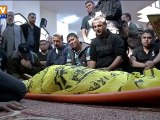 A Gaza, les partisans du Hamas enterrent leurs morts