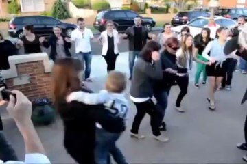 Dünyanın öbür ucunda halay