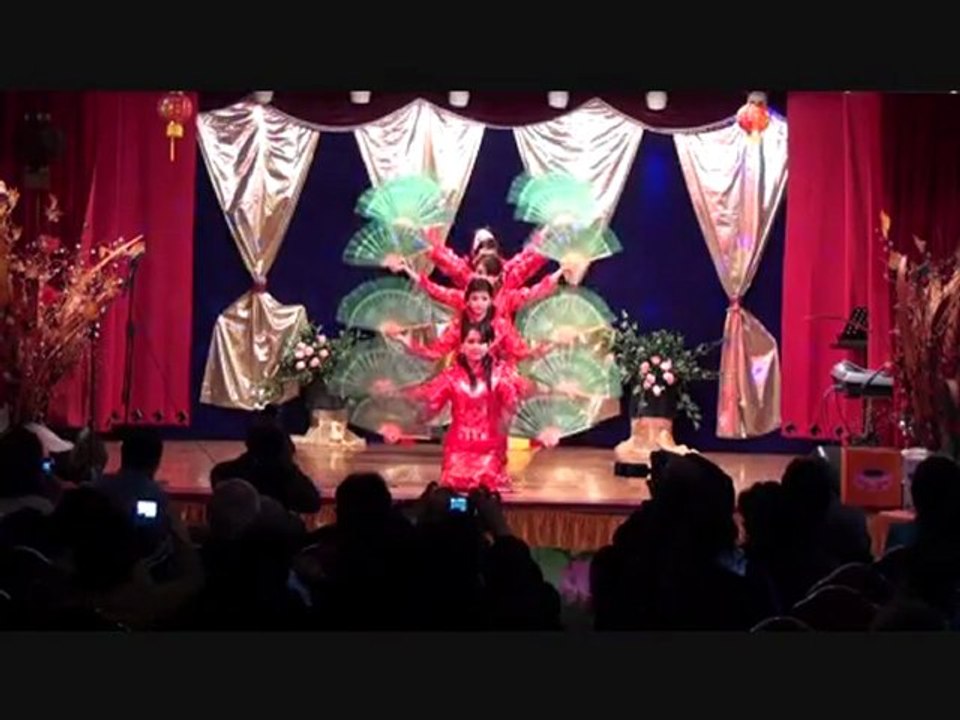 18. Múa quạt - Ngọc Hân, Dian, Julie, Sophie, Kim linh, Lan Anh