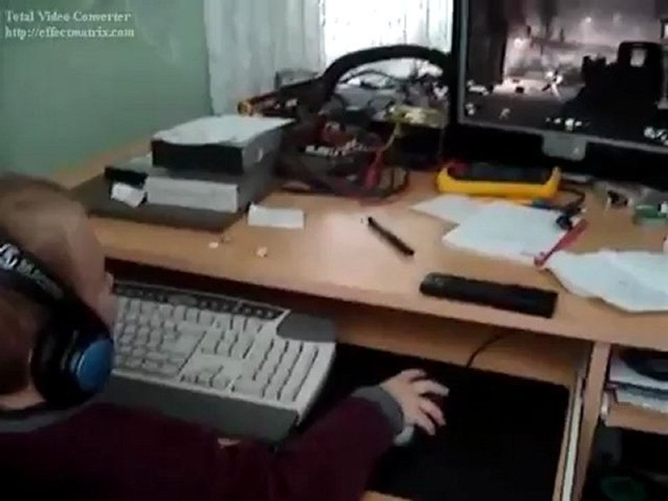 Call of Duty 4 Modern Warfare oynayan 4 yaşındaki çocuk