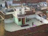 34 - Vida y cometas en los tejados y cielo de Varanasi - Viaje a India de mochileros