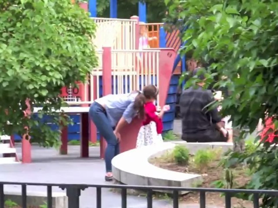 Katie Holmes Travels Alone to Ohio for Thanksgiving