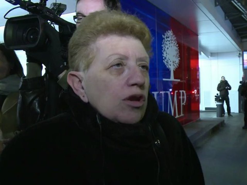 Des militants UMP rassemblés devant le siège du parti