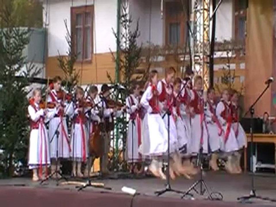 Występ Dziecięcego Zespołu Folklorystycznego „Kojszowiacy” reprezentujący Gminę Maków Podhalański