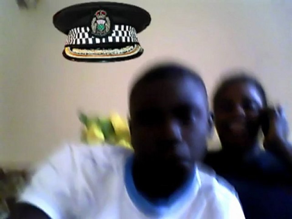 la femme mariée et qui trompe les blancs sur le net s'il vous plait reardez la video faites bien attention a elle