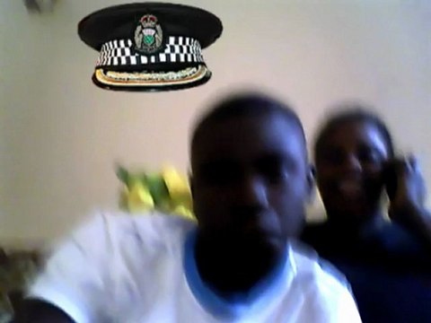 la femme mariée et qui trompe les blancs sur le net s'il vous plait reardez la video faites bien attention a elle