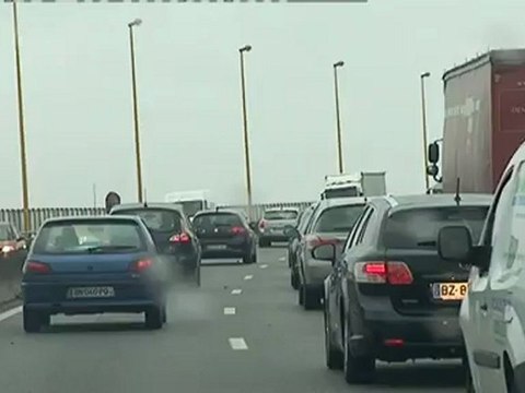 Les opposants NDDL bloquent le pont de Chevire