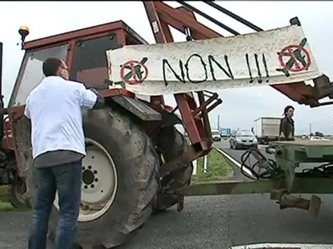 Les opposants NDDL bloquent le pont de saint Nazaire