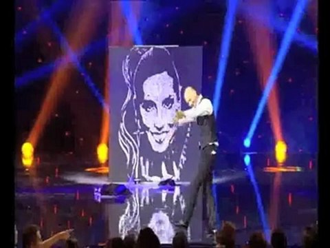 Peintre performer et speed painter avec colle et paillettes