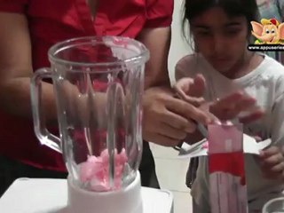 Easy Cooking - Strawberry Milkshake