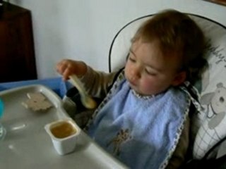Léo mange à la cuillère
